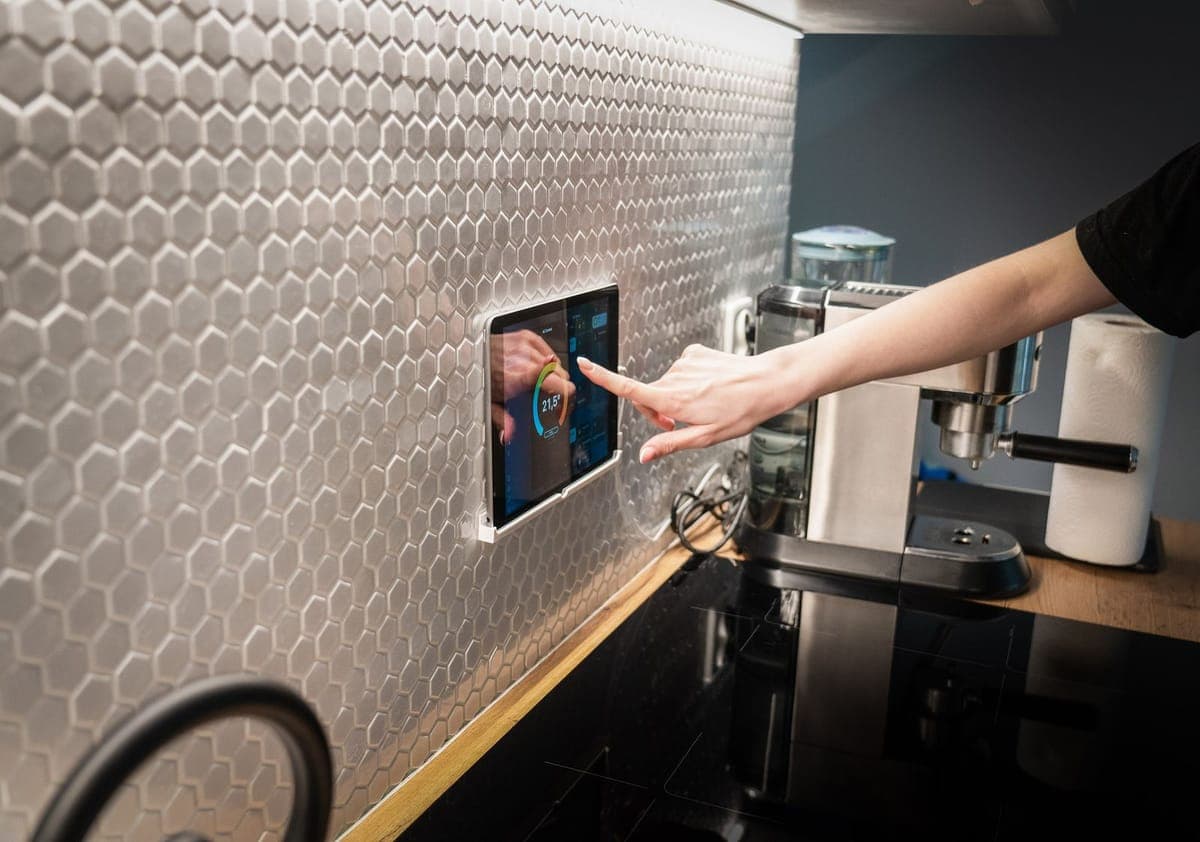 Modern wall switch and power point installation